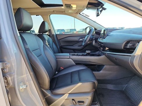 Used 2023 Nissan Rogue SL w/ SL Premium Package image 8