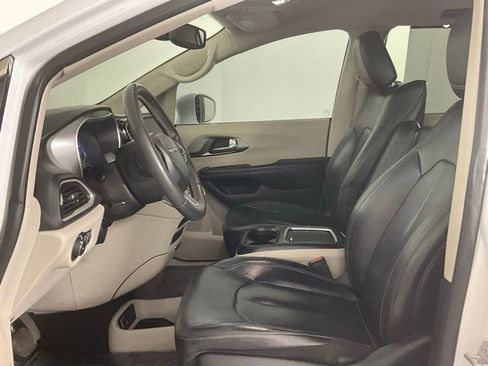 Used 2022 Chrysler Pacifica Touring-L w/ Uconnect Theater Family Group FWD image 10