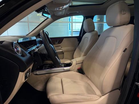 Used 2023 Mercedes-Benz GLB 250 4MATIC w/ Premium Package image 21