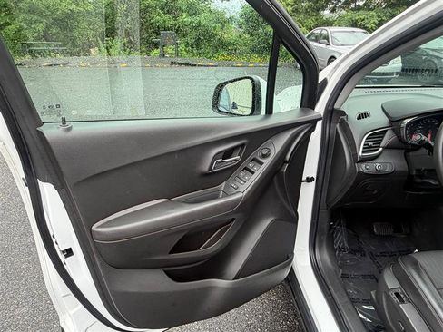 Used 2020 Chevrolet Trax LT w/ LT Convenience Package FWD image 8