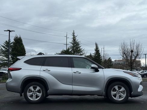 Used 2023 Toyota Highlander LE image 6