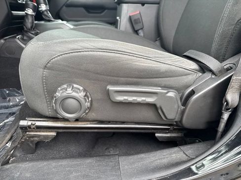 Used 2018 Jeep Wrangler Unlimited Sahara AWD/4WD image 11