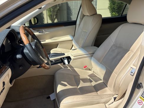 Used 2014 Lexus ES 300h w/ Luxury Package w/Bamboo Trim FWD image 16