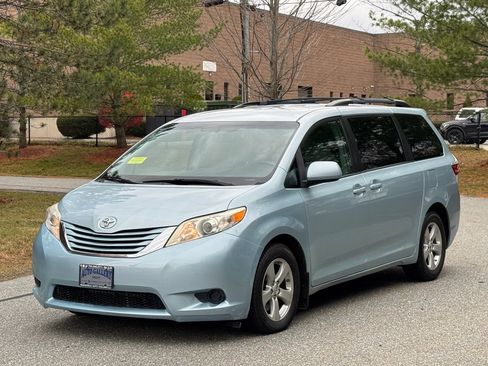 Used 2016 Toyota Sienna LE image 26
