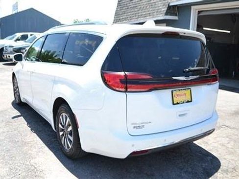 Used 2021 Chrysler Pacifica Touring-L FWD image 8