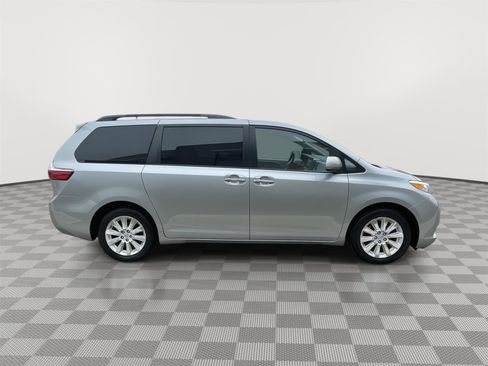 Used 2015 Toyota Sienna XLE Premium image 8