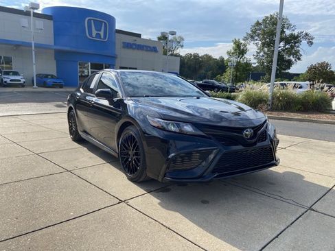Used 2022 Toyota Camry SE FWD image 2
