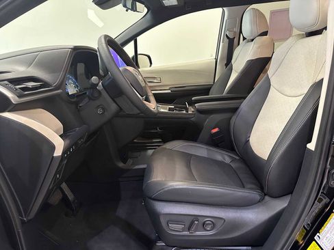 Certified 2025 Toyota Sienna Platinum image 23