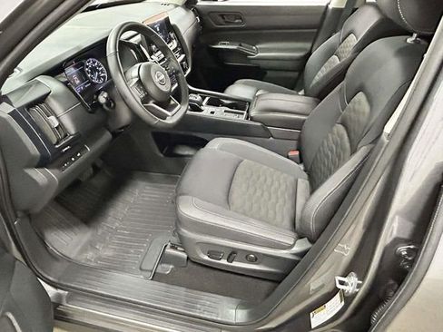 Used 2025 Nissan Pathfinder SV w/ SV Premium Package FWD image 12