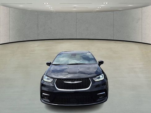 New 2025 Chrysler Pacifica Select image 2