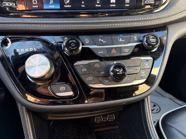 Used 2025 Chrysler Pacifica Limited FWD image 16