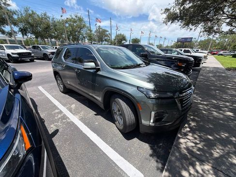 Used 2023 Chevrolet Traverse LT FWD image 2