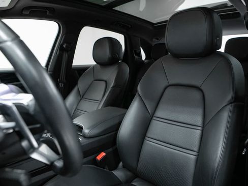 Certified 2022 Porsche Cayenne AWD/4WD image 5