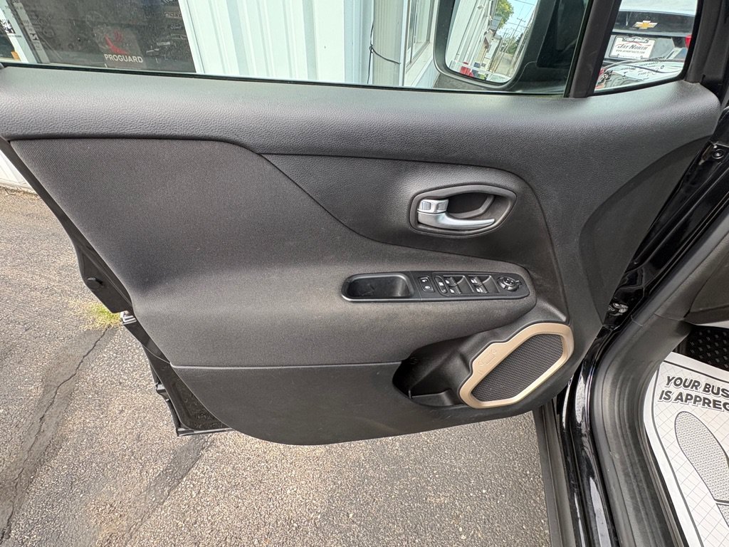 Used 2017 Jeep Renegade Latitude w/ Cold Weather Group AWD/4WD image 8