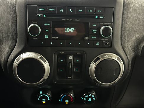 Used 2017 Jeep Wrangler Unlimited Sahara w/ Connectivity Group AWD/4WD image 33
