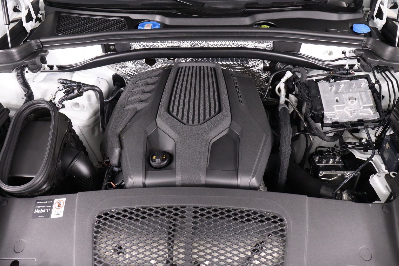 Certified 2026 Porsche Macan AWD/4WD image 26