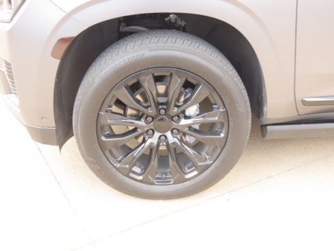Used 2024 GMC Yukon Denali w/ Advanced Technology Package RWD image 5