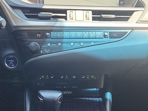 Used 2019 Lexus ES 300h Ultra Luxury w/ Accessory Package 2 FWD image 18