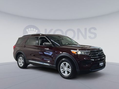 Used 2023 Ford Explorer XLT AWD/4WD image 2