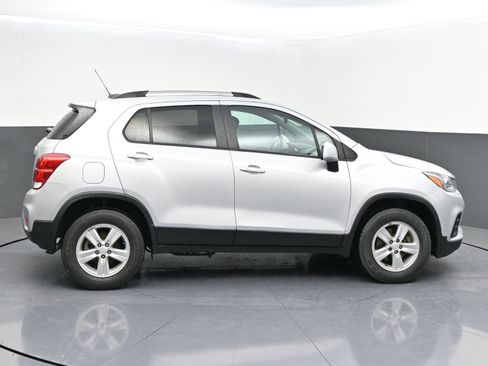 Used 2022 Chevrolet Trax LT w/ LT Convenience Package image 8