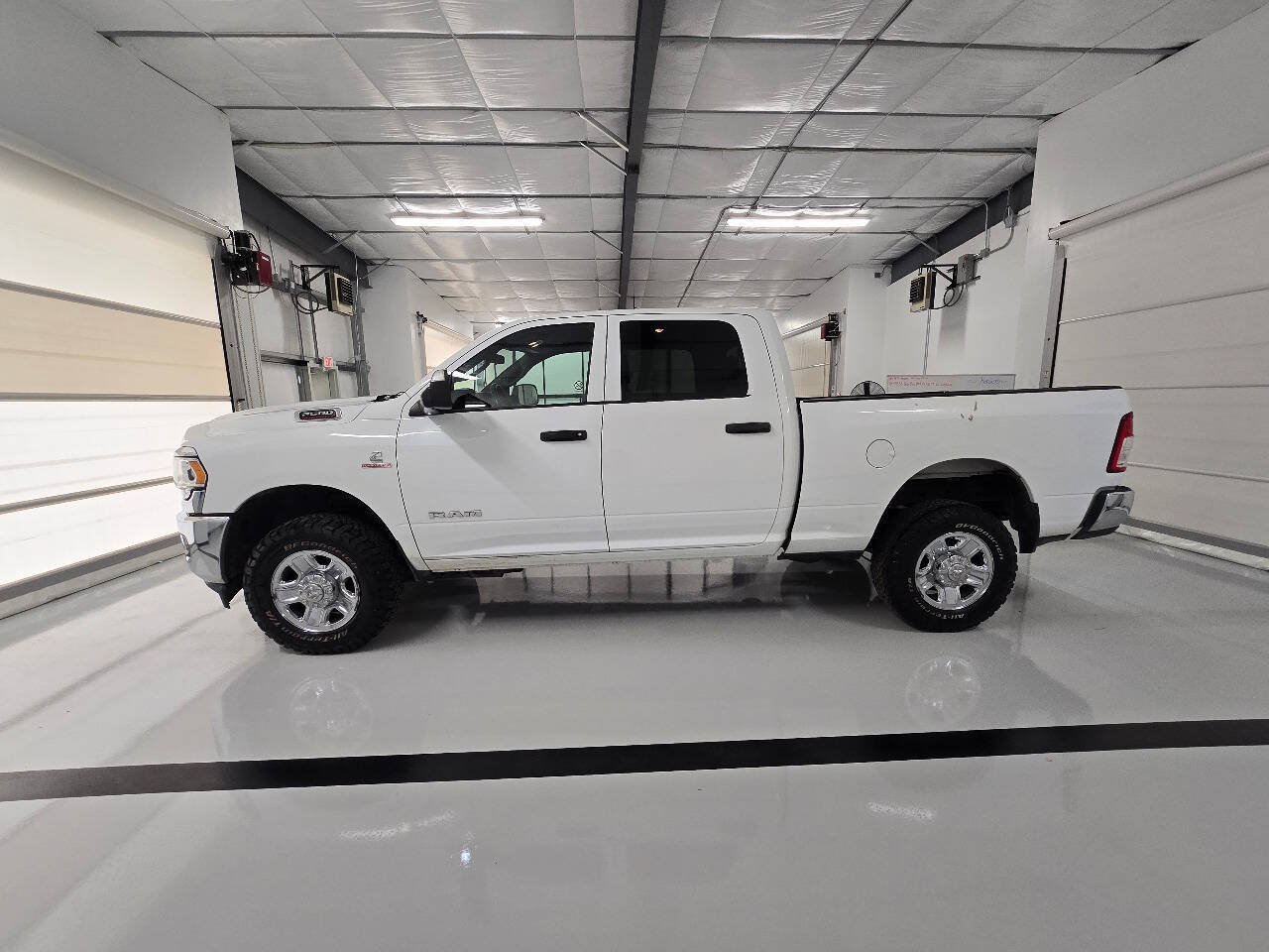 Used 2022 RAM 2500 Tradesman w/ Chrome Appearance Group AWD/4WD image 4