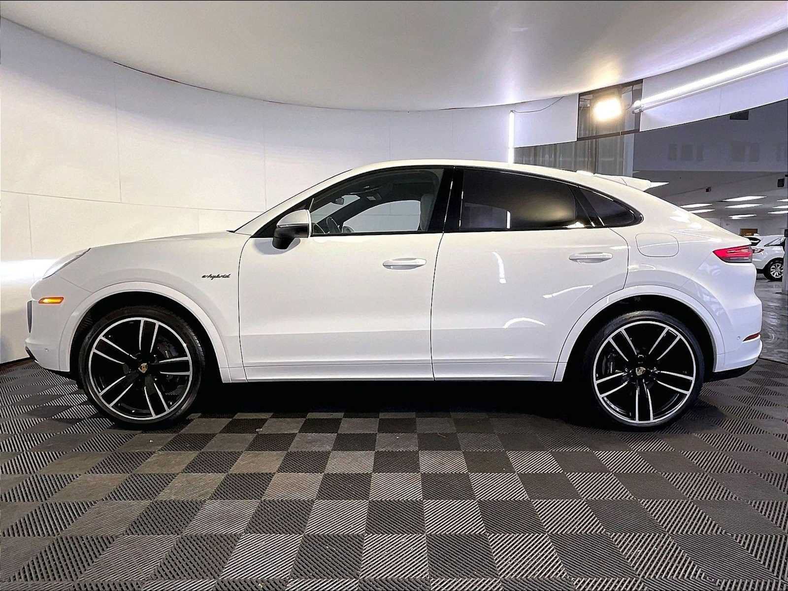 Certified 2023 Porsche Cayenne Platinum Edition AWD/4WD image 2