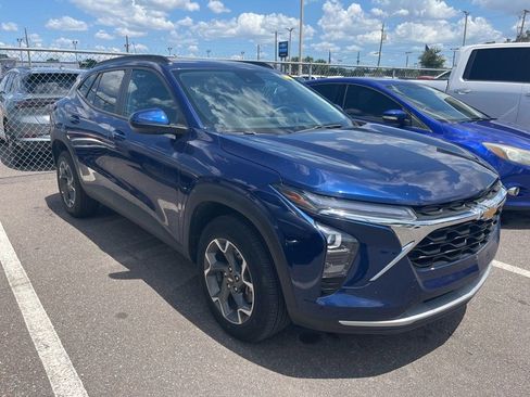 Used 2024 Chevrolet Trax LT w/ Driver Confidence Package FWD image 2