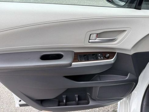 Certified 2024 Toyota Sienna XLE FWD image 7