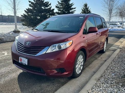 Certified 2017 Toyota Sienna LE image 34