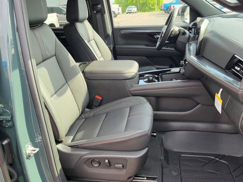 New 2026 Chevrolet Suburban RST image 10