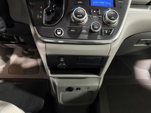 Used 2015 Toyota Sienna LE image 41