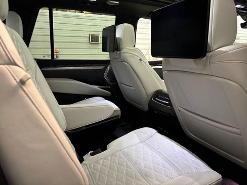 Used 2025 Cadillac Escalade Sport Platinum AWD/4WD image 34