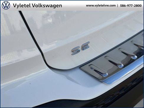 Certified 2023 Volkswagen Taos SE w/ Black Wheel Package image 9