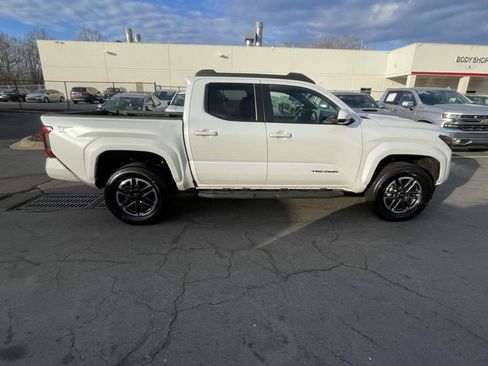 Used 2024 Toyota Tacoma TRD Sport image 12