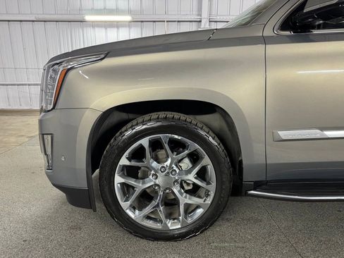 Used 2017 Cadillac Escalade Luxury image 17