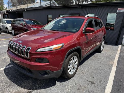 Used 2017 Jeep Cherokee Latitude FWD image 1