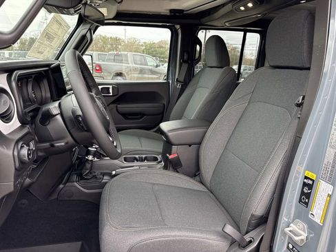 New 2025 Jeep Gladiator Sport image 32