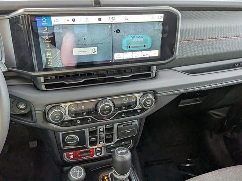 Used 2025 Jeep Wrangler Unlimited Rubicon w/ Convenience Group image 17