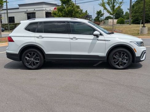 Certified 2024 Volkswagen Tiguan SE FWD image 3