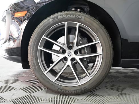 Certified 2025 Porsche Macan image 14
