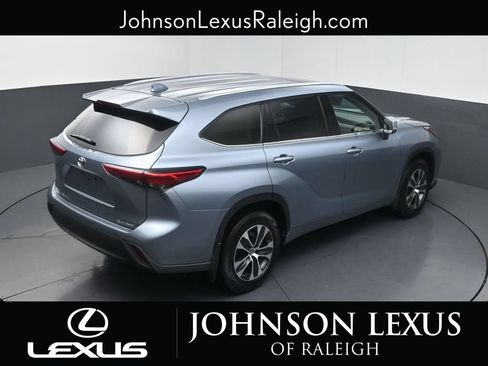 Used 2021 Toyota Highlander XLE AWD/4WD image 28