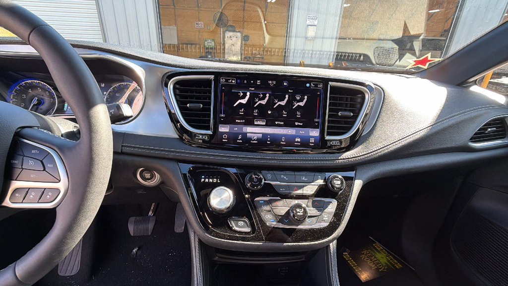 Used 2026 Chrysler Pacifica Limited FWD image 19