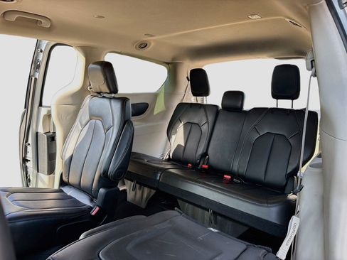 Used 2024 Chrysler Pacifica Touring-L FWD image 13