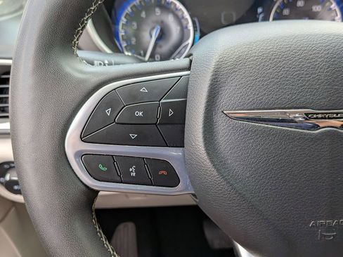 Used 2024 Chrysler Pacifica Touring-L image 19