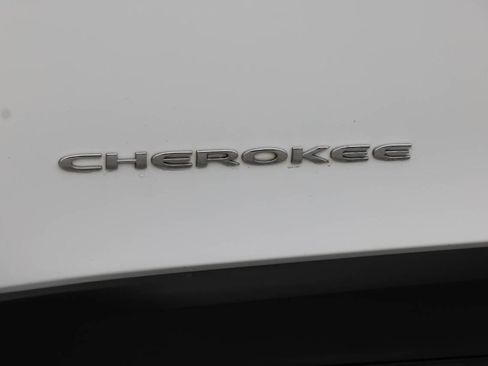 Used 2019 Jeep Cherokee Limited image 32