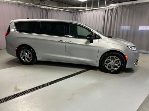 Used 2024 Chrysler Pacifica Limited FWD image 8