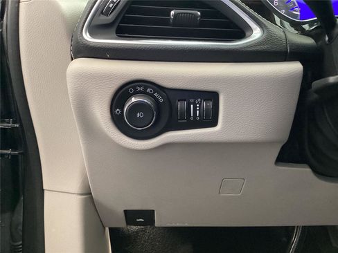 Used 2023 Chrysler Pacifica Limited FWD image 26