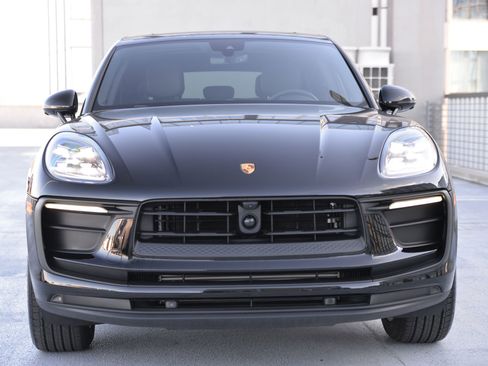 Certified 2025 Porsche Macan image 6