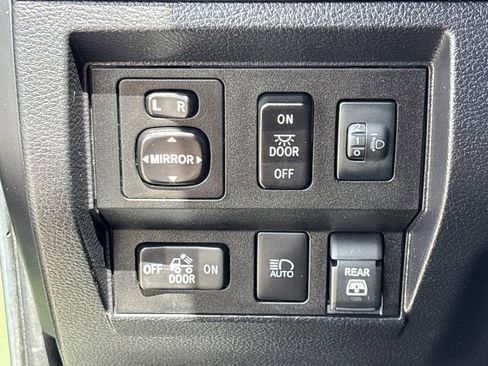Used 2021 Toyota Tundra SR5 w/ TRD Off-Road Package AWD/4WD image 33
