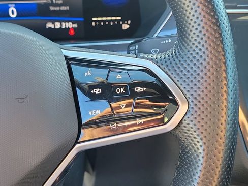 Certified 2022 Volkswagen Tiguan SE R-Line FWD image 23